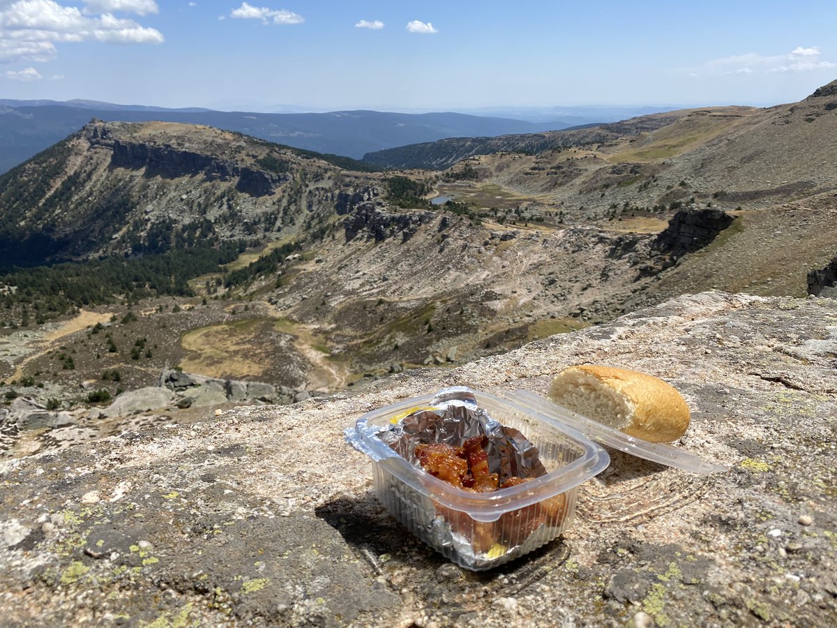 RobertoSimn's tweet photo. Almorzando un @TorreznodeSoria con unas vistas espectaculares. Repetiremos @mariaestrada189 https://t.co/IxLuJhfwZt