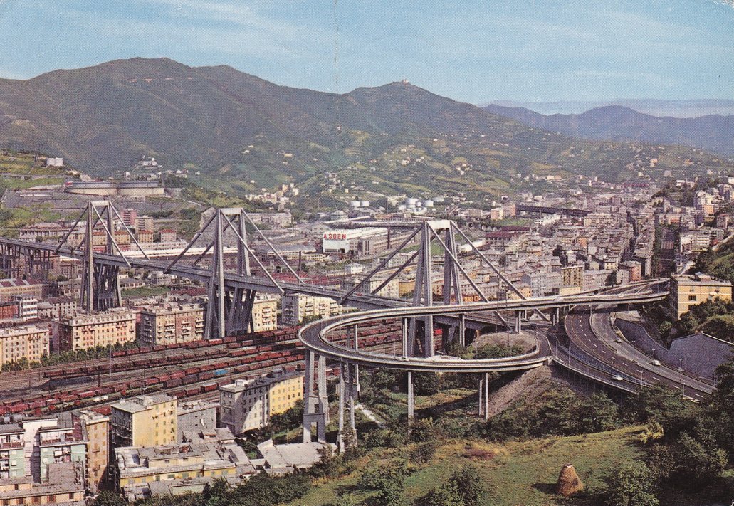 Italie Gênes 1968 le pont Morandi porte le nom de l'ingénieur civil italien Riccardo Morandi, qui l'a conçu. Il est aussi appelé le viaduc de Polcevera il c'etait effondré le 14 août 2018, sous une pluie soutenue,  deux travées du viaduc à haubans s'effondrèrent soudainement