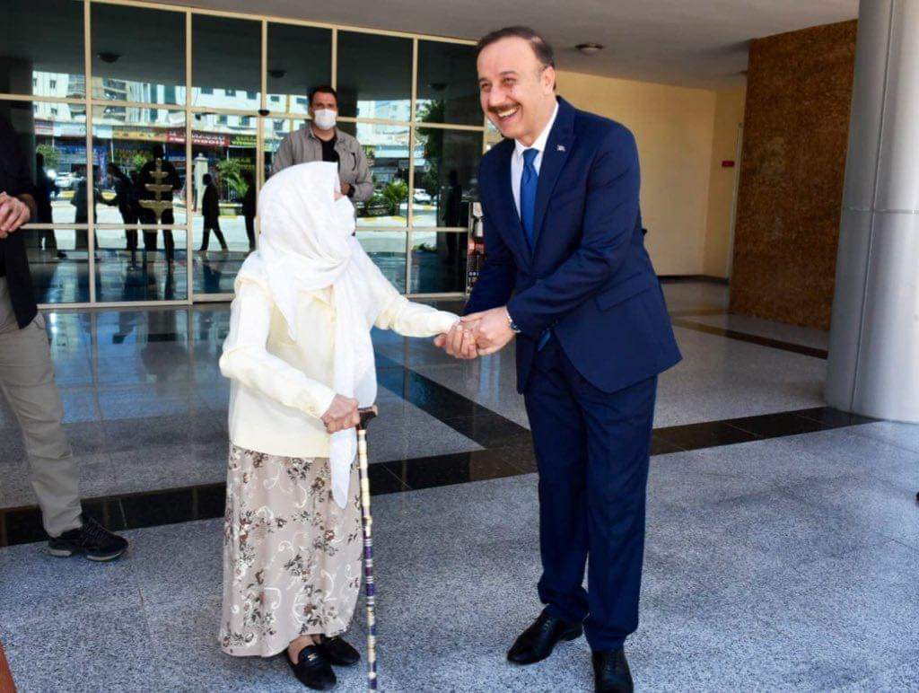 Şanlıurfa Eski Valisi Sn Abdullah ERİN. Sen urfanın ve fakir fukaranın babasıydın. Biz Urfa olarak seni arıyoruz ama bulamıyoruz. Sn Valim Abdullah ERİN Urfadan gittikten sonra Urfa yetim kaldı. Biz  senden razıydık. Allah da senden razı olsun.. <a href="/RTErdogan/">Recep Tayyip Erdoğan</a>  <a href="/Abdullah_Erin47/">Abdullah ERİN</a>