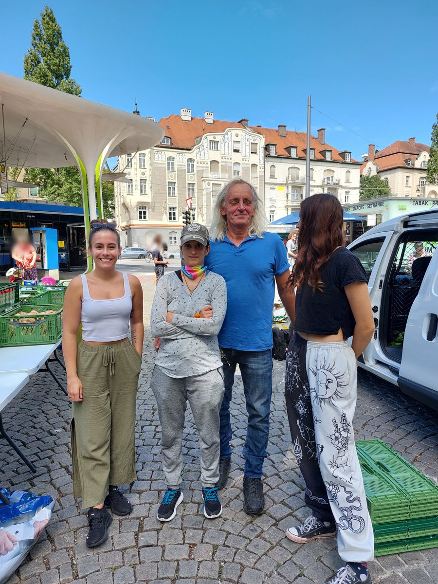 Igeps01's tweet photo. #direkteStrassenhilfe 31/2022 

Klar waren wir heute bei einem schönen Sommertag wieder an der #MünchnerFreiheit um Lebensmittel und Hygieneartikel an bedürftige und/oder obdachlose Mitmenschen zu verteilen https://t.co/VVp7O0sofu