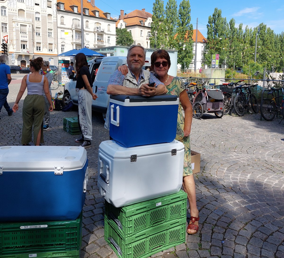 Igeps01's tweet photo. #direkteStrassenhilfe 31/2022 

Klar waren wir heute bei einem schönen Sommertag wieder an der #MünchnerFreiheit um Lebensmittel und Hygieneartikel an bedürftige und/oder obdachlose Mitmenschen zu verteilen https://t.co/VVp7O0sofu