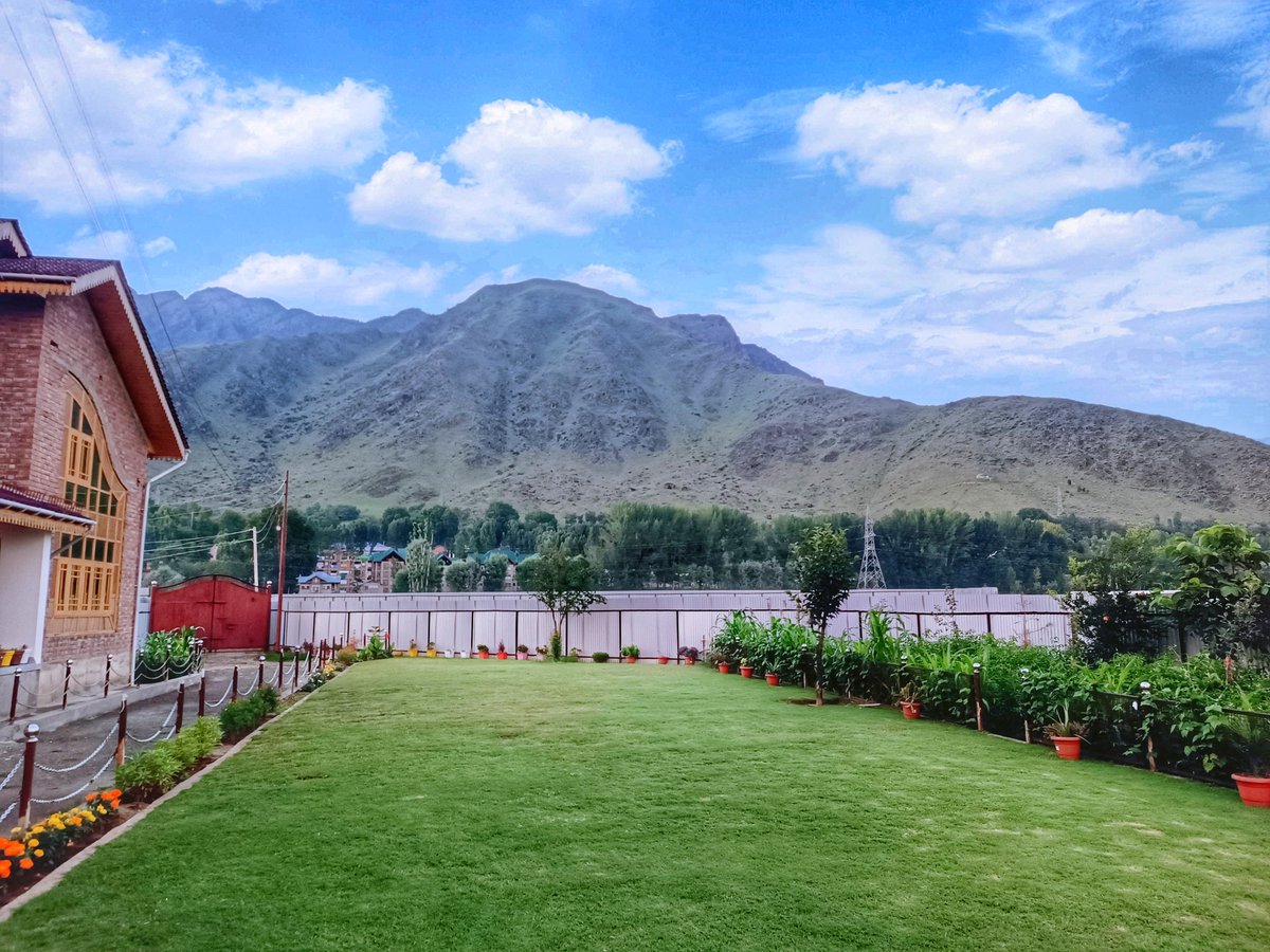 aabidganie87's tweet photo. “Agar firdaus bar roo-e zameen ast,
Hameen ast-o hameen ast-o hameen ast”.
“If there is a paradise on earth,
It is this, it is this, it is this”.
#exploringganderbal #beautiful #scenery #greenery #mountains #tourism #kashmir #aabid_ganie
Shutterbug: @Aabid_Maqbool7 https://t.co/qEWkQjfyXk
