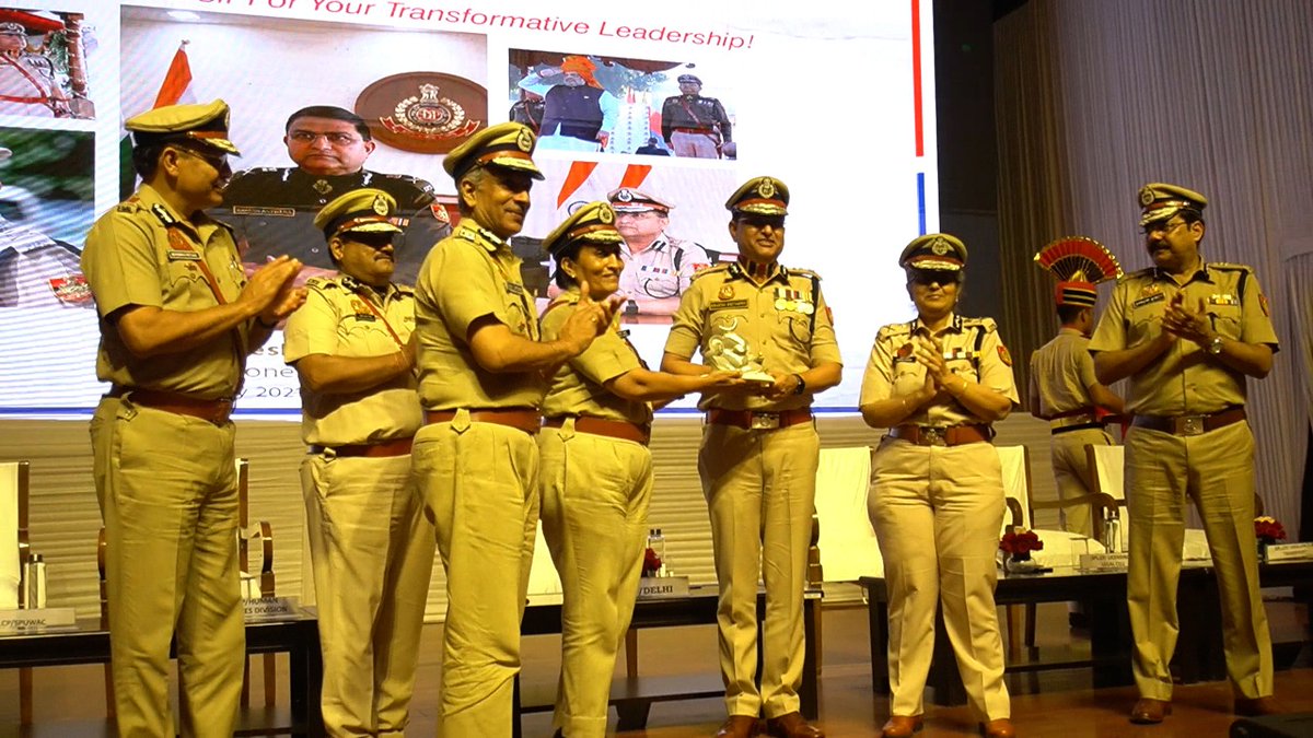 CPDelhi's tweet photo. #दिल्ली_पुलिस कमिश्नर के रूप में बिताया गया हर क्षण मेरे लिए हमेशा यादगार रहेगा। अपने कार्यकाल के दौरान मैंने हमेशा दिल्ली पुलिस की उत्तरोत्तर प्रगति को लेकर कार्य किया है। 
आप सभी अनुभवी पुलिसकर्मियों के साथ काम करना मेरे लिए सम्मान की बात है। 

जय हिंद
@DelhiPolice https://t.co/DkAJ7WBmeF
