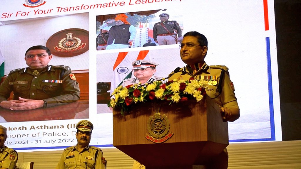 CP Delhi #DilKiPolice (@cpdelhi) on Twitter photo #рджрд┐рд▓реНрд▓реА_рдкреБрд▓рд┐рд╕ рдХрдорд┐рд╢реНрдирд░ рдХреЗ рд░реВрдк рдореЗрдВ рдмрд┐рддрд╛рдпрд╛ рдЧрдпрд╛ рд╣рд░ рдХреНрд╖рдг рдореЗрд░реЗ рд▓рд┐рдП рд╣рдореЗрд╢рд╛ рдпрд╛рджрдЧрд╛рд░ рд░рд╣реЗрдЧрд╛ред рдЕрдкрдиреЗ рдХрд╛рд░реНрдпрдХрд╛рд▓ рдХреЗ рджреМрд░рд╛рди рдореИрдВрдиреЗ рд╣рдореЗрд╢рд╛ рджрд┐рд▓реНрд▓реА рдкреБрд▓рд┐рд╕ рдХреА рдЙрддреНрддрд░реЛрддреНрддрд░ рдкреНрд░рдЧрддрд┐ рдХреЛ рд▓реЗрдХрд░ рдХрд╛рд░реНрдп рдХрд┐рдпрд╛ рд╣реИред
рдЖрдк рд╕рднреА рдЕрдиреБрднрд╡реА рдкреБрд▓рд┐рд╕рдХрд░реНрдорд┐рдпреЛрдВ рдХреЗ рд╕рд╛рде рдХрд╛рдо рдХрд░рдирд╛ рдореЗрд░реЗ рд▓рд┐рдП рд╕рдореНрдорд╛рди рдХреА рдмрд╛рдд рд╣реИред
рдЬрдп рд╣рд┐рдВрдж
<a href="/DelhiPolice/">Delhi Police</a> #рджрд┐рд▓реНрд▓реА_рдкреБрд▓рд┐рд╕ рдХрдорд┐рд╢реНрдирд░ рдХреЗ рд░реВрдк рдореЗрдВ рдмрд┐рддрд╛рдпрд╛ рдЧрдпрд╛ рд╣рд░ рдХреНрд╖рдг рдореЗрд░реЗ рд▓рд┐рдП рд╣рдореЗрд╢рд╛ рдпрд╛рджрдЧрд╛рд░ рд░рд╣реЗрдЧрд╛ред рдЕрдкрдиреЗ рдХрд╛рд░реНрдпрдХрд╛рд▓ рдХреЗ рджреМрд░рд╛рди рдореИрдВрдиреЗ рд╣рдореЗрд╢рд╛ рджрд┐рд▓реНрд▓реА рдкреБрд▓рд┐рд╕ рдХреА рдЙрддреНрддрд░реЛрддреНрддрд░ рдкреНрд░рдЧрддрд┐ рдХреЛ рд▓реЗрдХрд░ рдХрд╛рд░реНрдп рдХрд┐рдпрд╛ рд╣реИред
рдЖрдк рд╕рднреА рдЕрдиреБрднрд╡реА рдкреБрд▓рд┐рд╕рдХрд░реНрдорд┐рдпреЛрдВ рдХреЗ рд╕рд╛рде рдХрд╛рдо рдХрд░рдирд╛ рдореЗрд░реЗ рд▓рд┐рдП рд╕рдореНрдорд╛рди рдХреА рдмрд╛рдд рд╣реИред
рдЬрдп рд╣рд┐рдВрдж
<a href="/DelhiPolice/">Delhi Police</a>