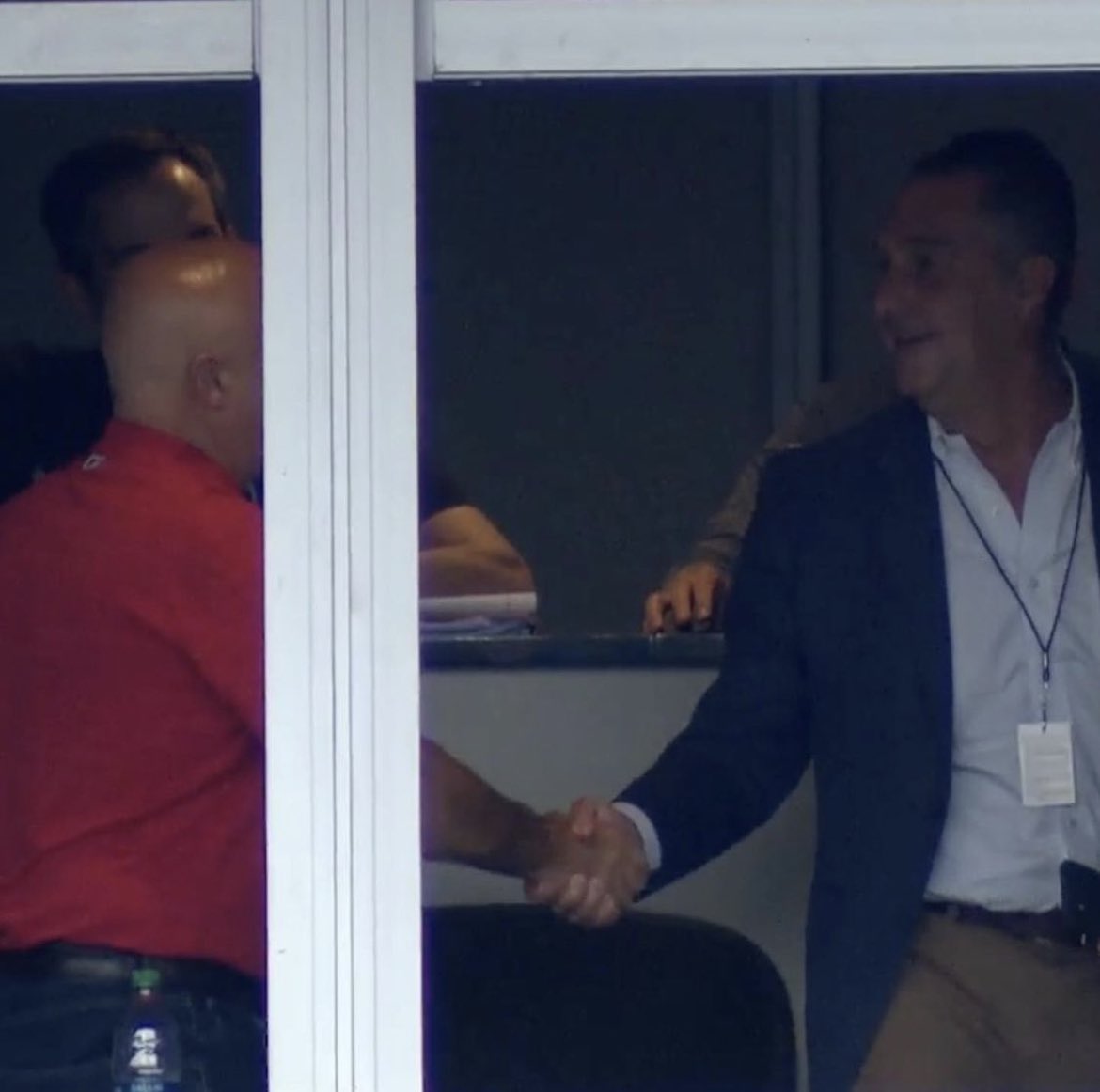 STLSprtsCntrl's tweet photo. #STLCards POBO John Mozeliak and Nationals GM Mike Rizzo seen shaking hands 👀👀👀 (via: @gatewaygrinders) https://t.co/vNkpu4jjiX