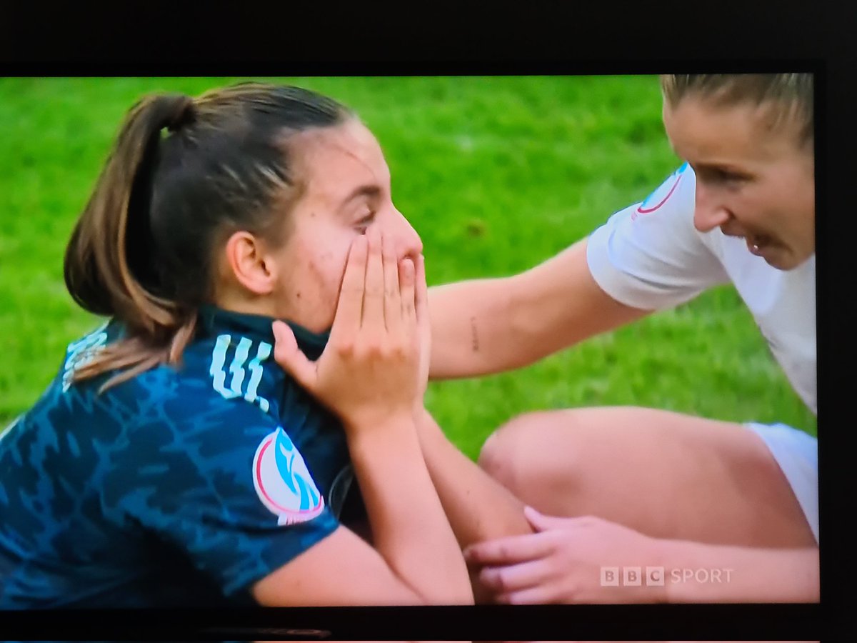 You utter legend <a href="/leahcwilliamson/">Leah Williamson</a> ⚽️❤️👊🏻🏴󠁧󠁢󠁥󠁮󠁧󠁿😍