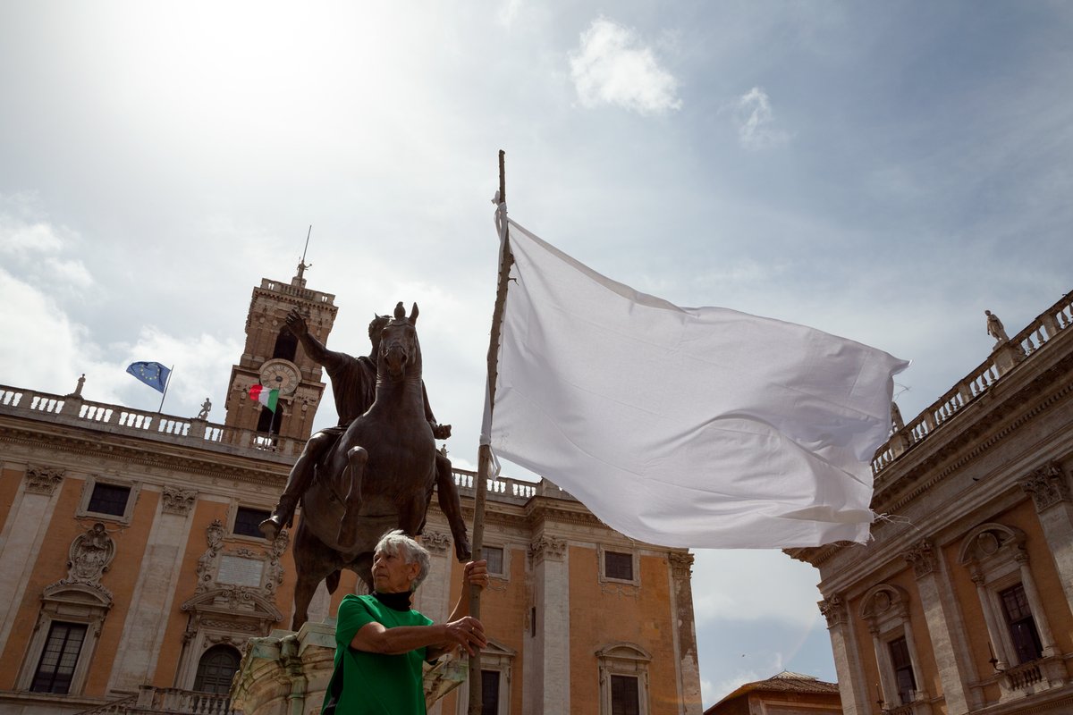 Lanfranco Aceti, Waiting for a Change of Direction, 2021. Wood pole and ripped linen sheet. Performance in Piazza del Campidoglio, Rome, Italy. Photographic print from the performance. Dimensions: 67 cm. X 100 cm.  #performance #politics #biennial <a href="/la_Biennale/">La Biennale di Venezia</a> #contemporaryart