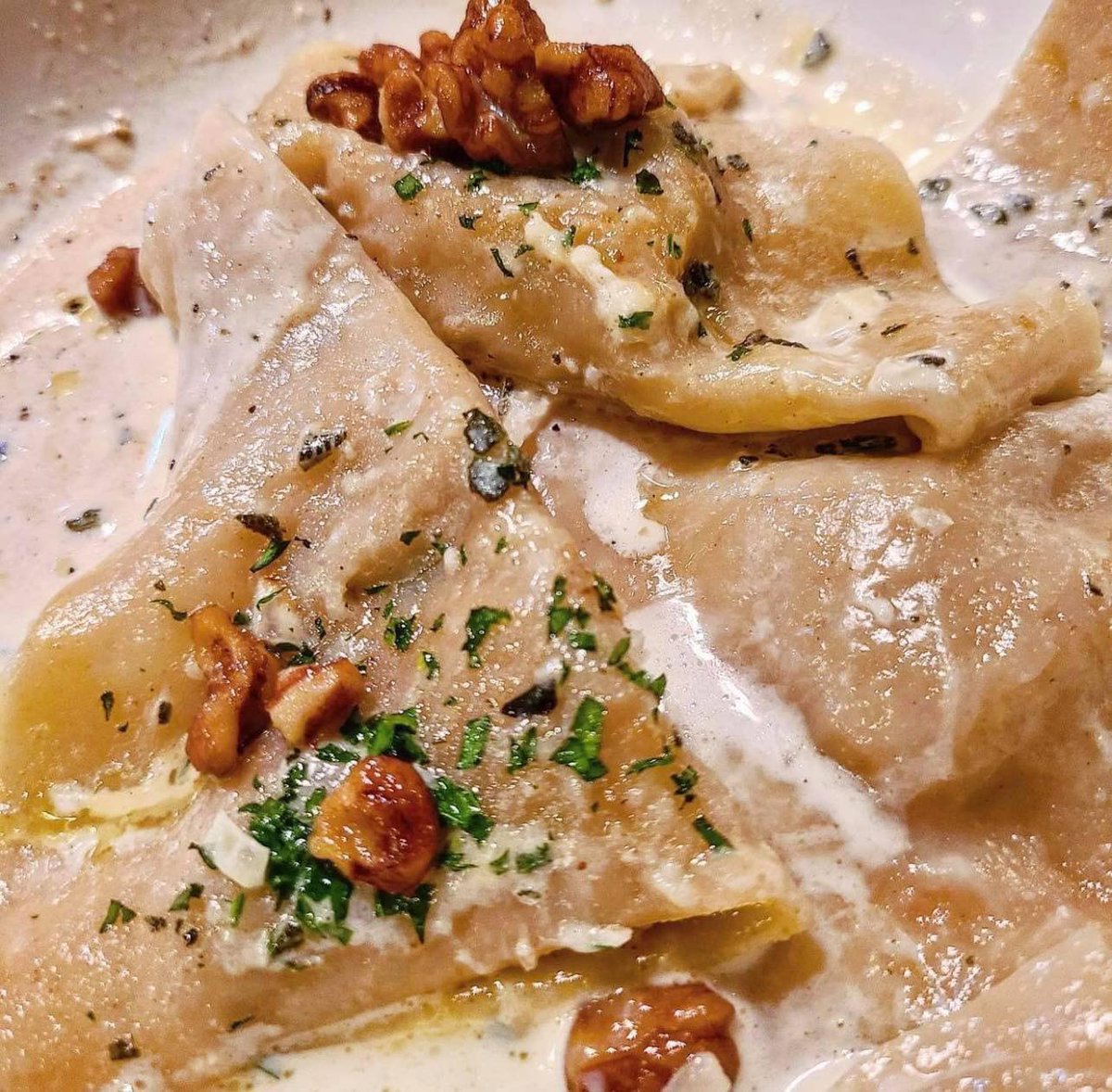 ChefFeker's tweet photo. Feeling a little saucy today? Try #ILMITO’s popular homemade pumpkin ravioli. Tossed in a sage cream sauce and topped with toasted walnuts, grated parmesan and fresh parsley. Your taste buds will thank you after just one bite! 😋 https://t.co/EqAuL015R0