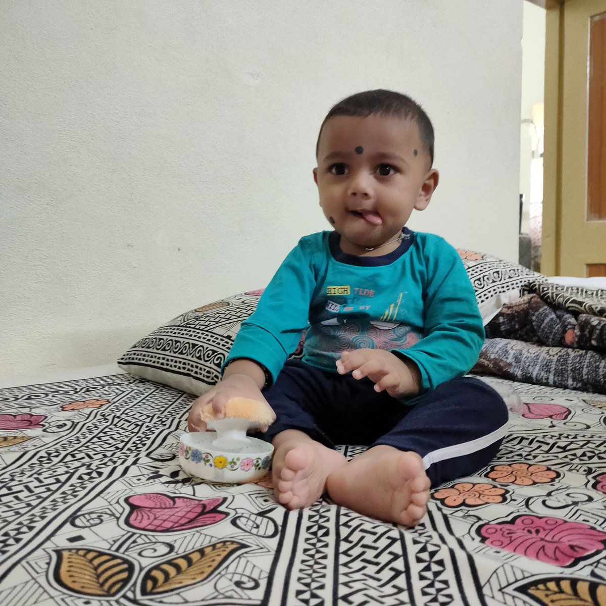 Anil_Mokurala's tweet photo. #పేరడీ
చిట్టి కన్నయ్యా, 
నాన్న నవ్వాడా,
షాపుకెల్లావా,
చాక్లెట్ తెచ్చవా,
ఫ్రిజ్జులో పెట్టావా,
చటుక్కున తిన్నావా...

Playing with my boy 🥰 https://t.co/I115SY5vjz