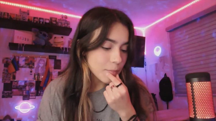 tiktokrochde's tweet photo. FELIZ CUMPLEAÑOS A MI TIKTOKER FAVORITA ❤️❤️❤️❤️ @Alejandrarochde ERES LA PERSONA MÁS CHINGONA QUE CONOZCO por eso me hice esta cuenta dedicada a ti 🫶🏻 te quiero mucho Ale, feliz vida ❤️❤️❤️ https://t.co/9QS6hg7z4t