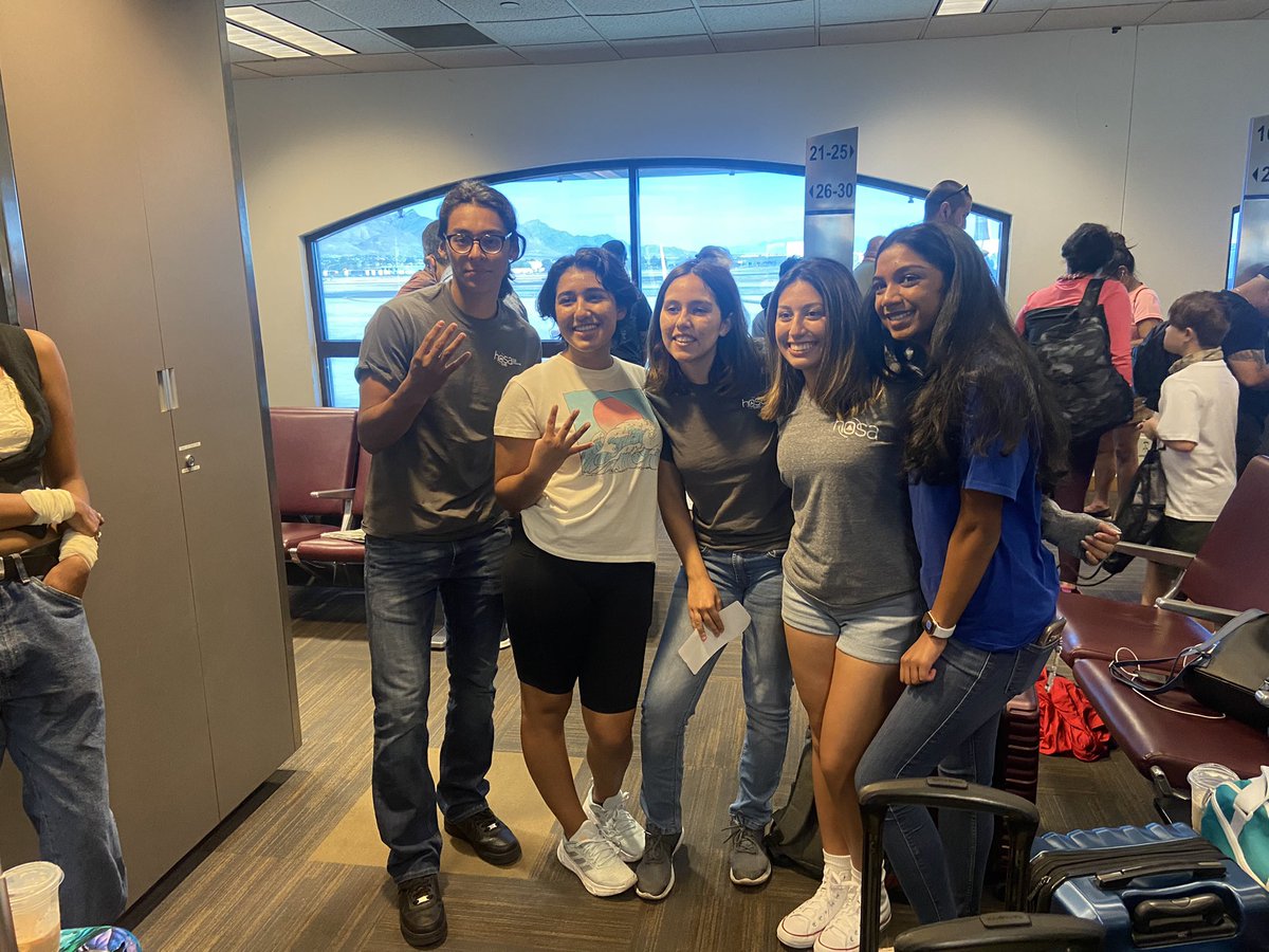 AmandaRodulfo's tweet photo. Fabricio representing Socorro High School Area 4 officers. On our way ✈️🙌🏼to HOSA Leadership ! #Socorro #bulldogs #HOSA #Area4 #TexasHOSA @FArmendariz_SHS @Socorro_HS @Cnwihi_shs https://t.co/JVNtuLoRJG