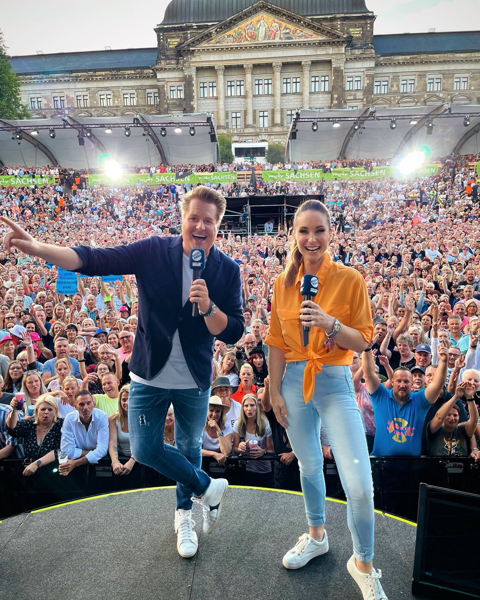 SarahvonNeuburg's tweet photo. Nach 3 Jahren gab‘s gestern endlich wieder #kaisermania und es war gigantisch.

So viel Spaß, Gemeinschaft, Liebe, Musik und gute Energie. 

Hoffentlich konnten wir das durch den 📺 zu euch senden.

… die ganze Show inkl. Countdown und Aftershow gibt’s in der Mediathek @mdrde https://t.co/crLmq1HAiI