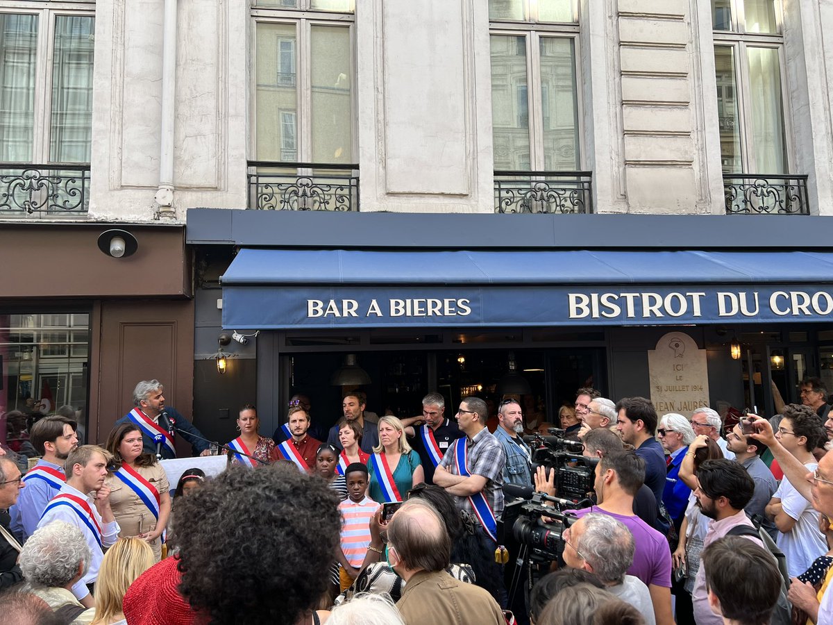 SimonnetDeputee's tweet photo. Inspirons-nous de Jaurès, assassiné car combattant pour la paix, socialiste, républicain, internationaliste, laïque, combattant contre l’antisémitisme, toujours du côté du peuple. Déjà il se battait pour la retraite à 60 ans ! Nous lui rendons hommage avec les député•es #LFI. https://t.co/daGUWVgcr4