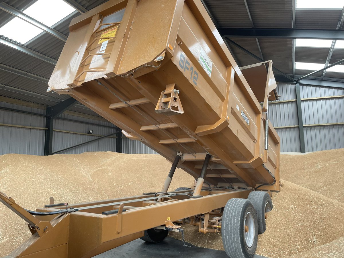 MJTosdevineLTD's tweet photo. Coming in faster than it’s going out at the minute 🌾🚛 #harvest2022 https://t.co/2kBipafoTK