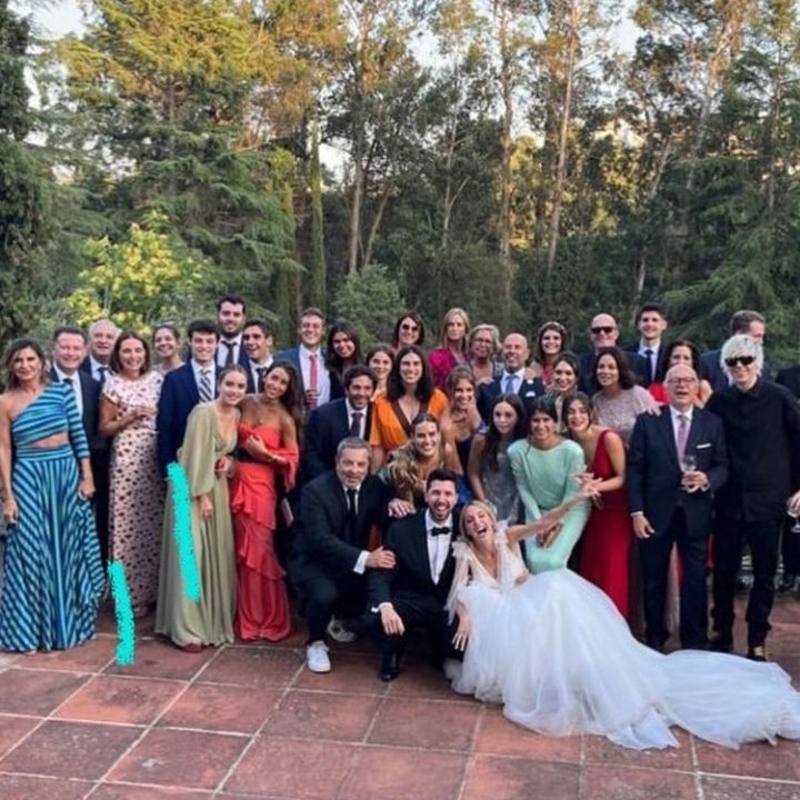 bycyyn's tweet photo. Que hace rubius en la foto familiar JAAJAJAJ https://t.co/AoT70NF8LY
