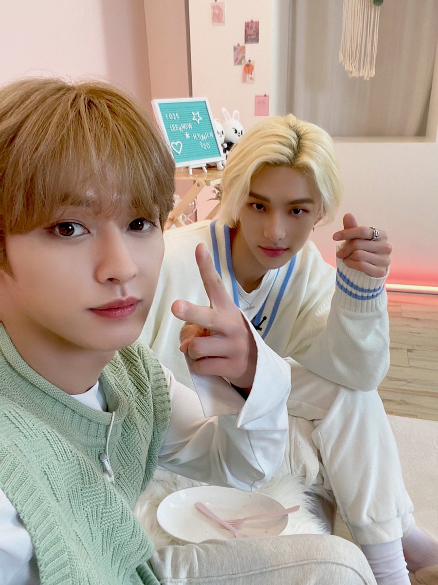 LeeKnowChileJYP's tweet photo. [ Twitter • 220731 ] Actualización del Twitter de #StrayKids con fotos  de #LeeKnow y los demás miembros felicitando a STAY por su aniversario N°4 💖

Cr. Stray_Kids
[#LeeKnowChile #Minho #LeeMinHo #리노 #민호 #이민호 #스트레이키즈]💎 https://t.co/HkVbjpkBVw