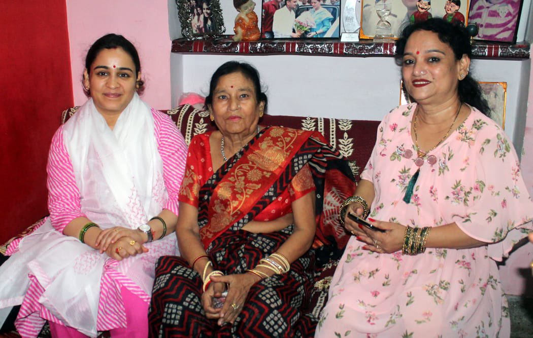imaparnayadav's tweet photo. बेटियाँ लक्ष्मी के समान होती हैं, पहले जन्मदिवस पर आशीर्वाद एवँ शुभकामनाएं देकर अनुभव की बेटी के उज्जवल भविष्य की कामना की I https://t.co/REALebCGmo