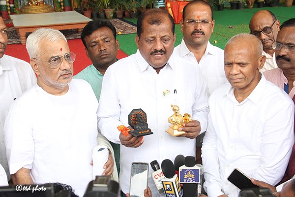 svbcttd's tweet photo. విశ్వంలోని హిందువుల దర్శనీయ స్థానం తిరుమల

– తిరుమలలో భక్తులకు స్నేహపూర్వక వాతావరణం

– మహారాష్ట్ర ఎంపి శ్రీ సంజయ్ జాదవ్
#TtdNews
#trendingNews
#TodayTrending
#trendingnews
#TtdSocialMedia
#Socialmedia
#TtdSecurity
#SivajiMaharaj
#tirumalaDarshanam
#SanjayJadhavMP
#Milind_Narwekar https://t.co/nFveA52gFL