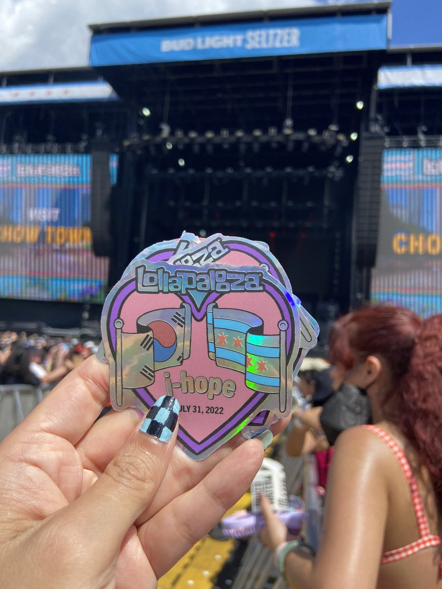 kitiara_dc's tweet photo. The Lollapalooza staff are handing out official freebies and saying happy #HOBIPALOOZA 🥺🥺🥺 https://t.co/DO2r35P83B