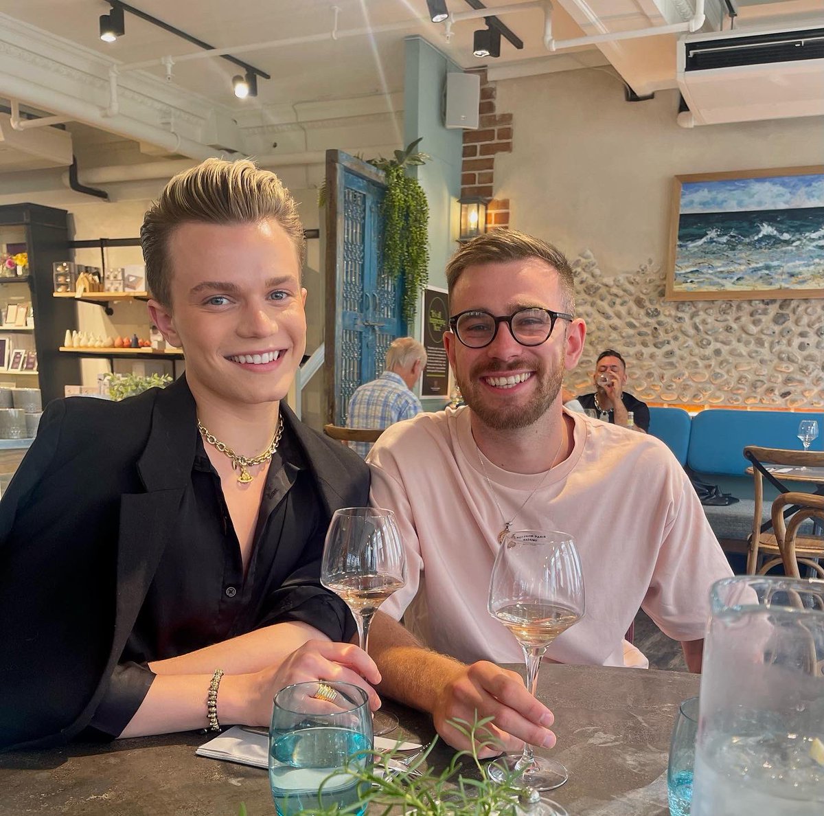 Ronan Parke tweet media