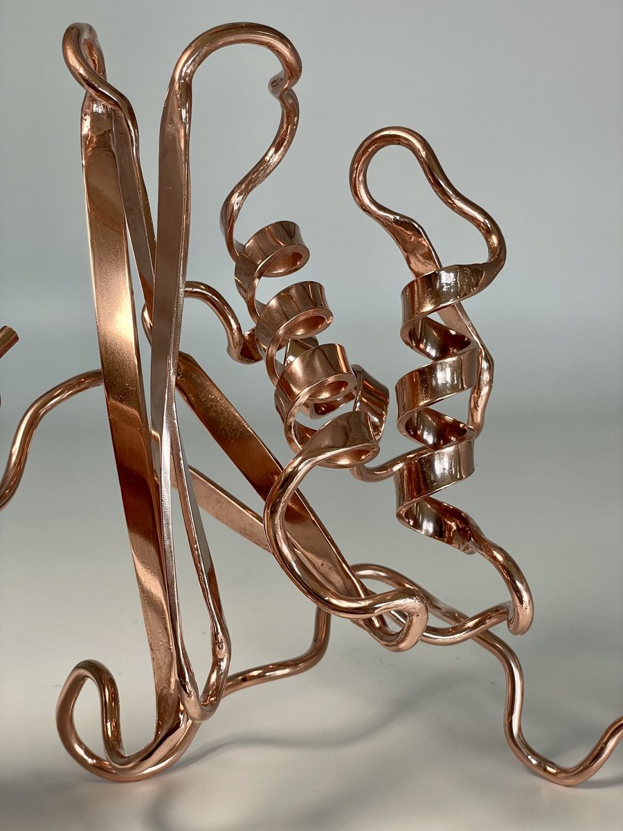 BryanWelm's tweet image. Starting to assemble the Reverse Transcriptase (RT) sculpture on a stand (left). Close ups of RT’s RnaseH domain on right. The stand represents the path to discovery (50 years ago) that RT converts RNA to DNA, a process that challenged a mainstream scientific concept of the time.