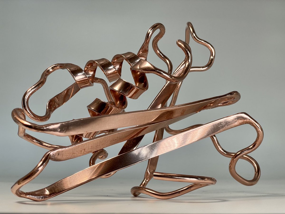 BryanWelm's tweet image. Starting to assemble the Reverse Transcriptase (RT) sculpture on a stand (left). Close ups of RT’s RnaseH domain on right. The stand represents the path to discovery (50 years ago) that RT converts RNA to DNA, a process that challenged a mainstream scientific concept of the time.