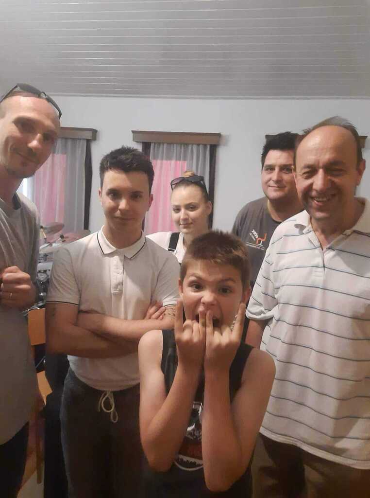 Sarkanyapu's tweet photo. #ébredés #szabójázmin #rozsáyimárk #képmászenekar 

Augusztus 6-án, Ajakon mutatja be a csapat ��BREDÉS koncertjét. https://t.co/Cs0UyzYRnz