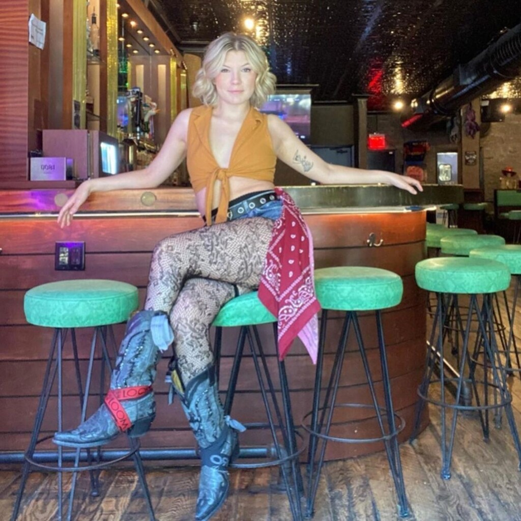 coyoteuglyusa's tweet photo. Summer Sundays and your NYC Coyotes.... What's better than that???🍹🍸🍺🍻🤠
📷: @coyoteuglynyc
#coyoteuglynyc #coyoteuglynewyork #coyoteugly #coyoteuglysaloon #nycpartylife #nycnightlife #nycbars #newyorknights #sundayfunday #sundayfundays #shottime #ladiesonthebar #weknowho… https://t.co/Nmsr4V6Mm3