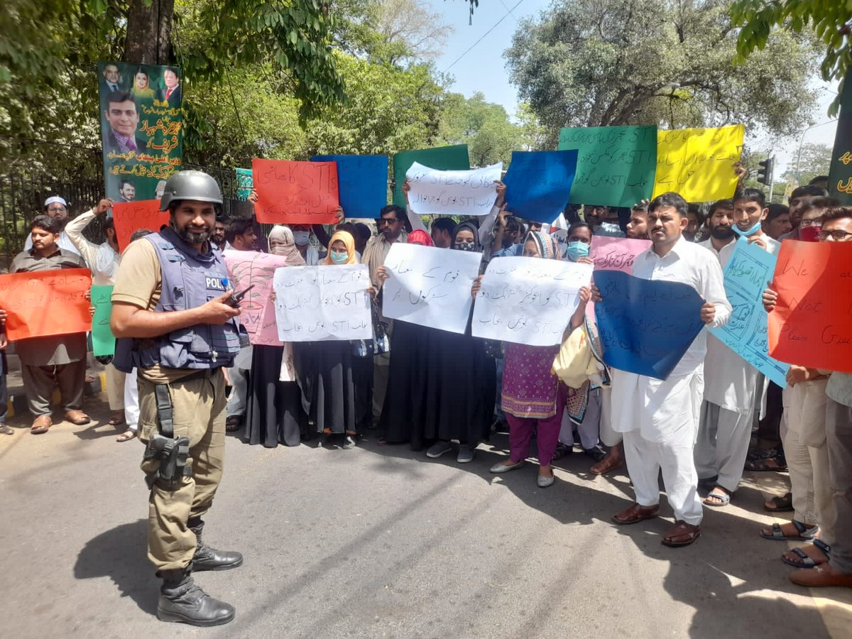 NadeemKhan167's tweet photo. #STIs_Want_Salary
School Teachers Internees ko aik saal ho gya but Salary nhi di gyi 
Contract summer vacations se pehly hi khtm ho gya tha 
Ab inko nya tenure diya jaay inka contract extend kiya jaay aur Salary forn di jaay.15000 STIs Punjab https://t.co/95OkxhzscP