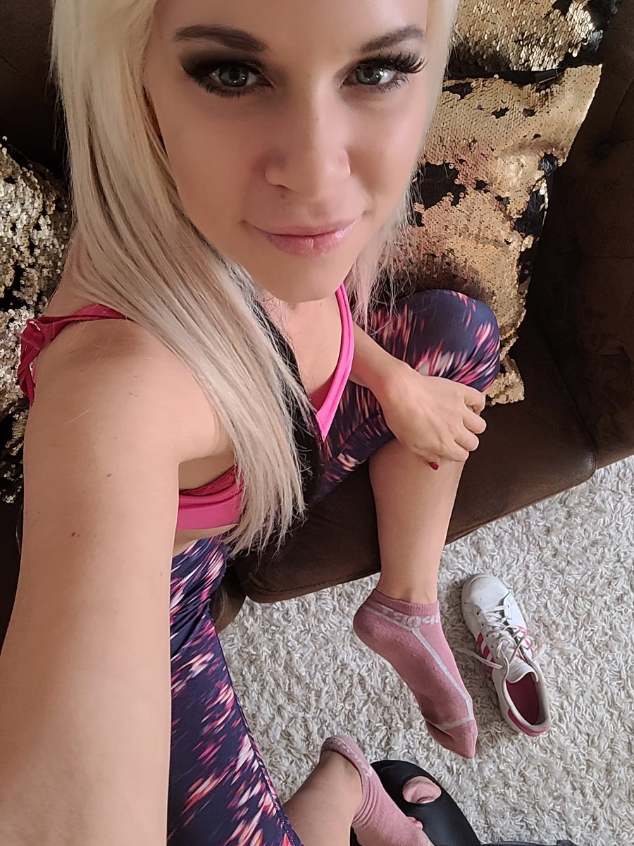 serenaprinc's tweet photo. Do you see my dirty socks ?? Way to smell ? 
#socks #mistress https://t.co/L6oclScmL2