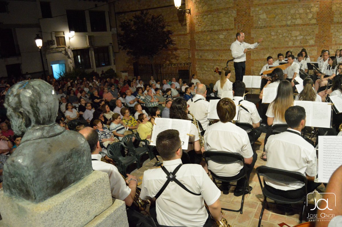BMFB_'s tweet photo. Esta noche a las 21:00 en la Plazoleta del Conde de las Cabezuelas último concierto del "Ciclo de Verano"🌞. 
Programa ameno para disfrutar de buena música 🎶en estas noches de verano. https://t.co/VuLXhRpnAs