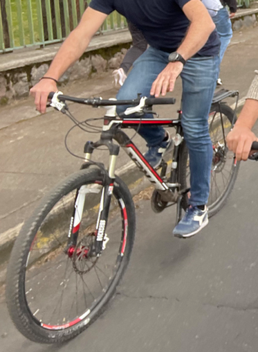 diegopuentec's tweet photo. ASALTADOS

TREK X Caliber, aro 29. Suspensión Rock Shox, aros Bontraguer, tiene parrilla, como se aprecia en la foto.
Si alguien la ve, se agradece enviar información por este medio. Por lo pronto, tampoco hay teléfono ni Whatsapp, ya que el Iphone12 también lo robaron
🚳📵🔫. 🧵 https://t.co/GM2C2PWHeh