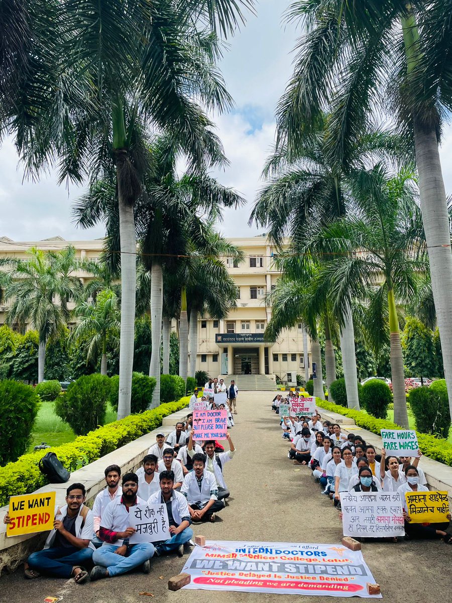 __DOCTOR_____'s tweet photo. सर्व वैद्यकीय महाविद्यालयांमध्ये Intern Doctors ना विद्यावेतन मिळत असताना Mimsr medical college च्या interns वर अन्याय का?
   National medical council चे आदेश सर्वांसाठी नाही का ?
#wewantstipend
#mimsr
@karad_suchitra 
@KaradRameshappa 
@rahul_karad 
@DrHanumantKara1 https://t.co/Cgd6OLVb1R