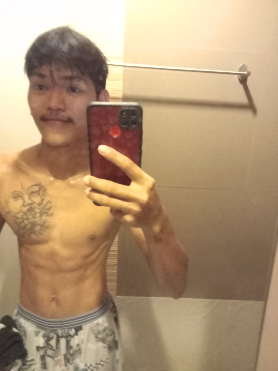 tawan_hammer's tweet photo. ตอนนั้นผอมมากเลย ตอนนี้หรอลงพุงครับ🥲🤣 https://t.co/w8xdQdTFA0