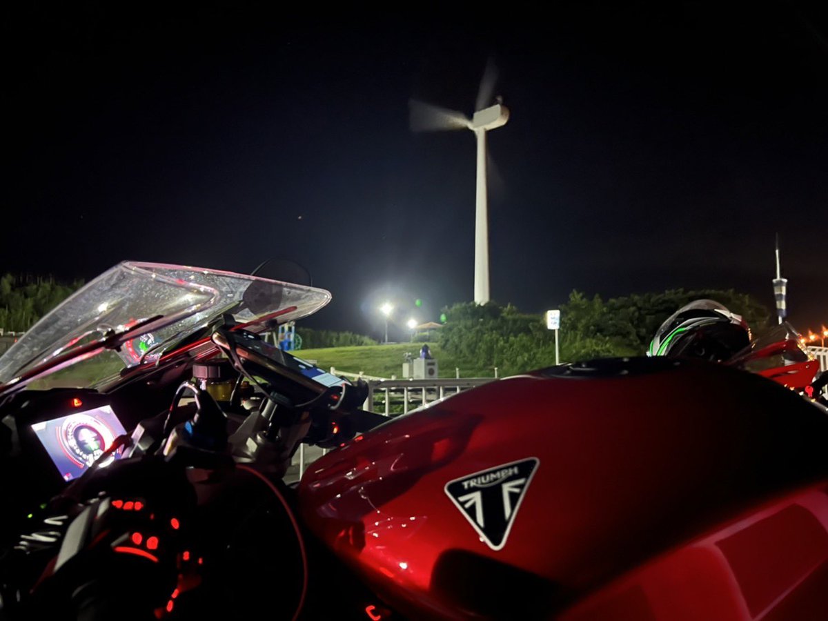 triumph_mito's tweet photo. #speedtriplerr
#スピードトリプル1200rr
#RR 🌙⭐️
#triumph #triumphmito
#triumphmotorcycles
#三浦半島
#宮川公園
#風力発電
#ナイトツーリング
#gototouring 😌
#fortheride
#120yearsoftriumph
#バイクのある風景
⭐️⭐️⭐️ https://t.co/lyYJjz4DRJ