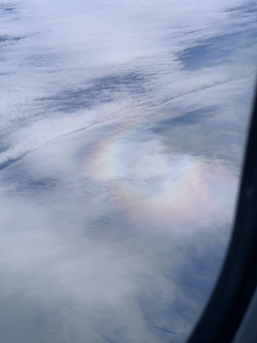 somecody's tweet photo. Circle rainbows are apparently a thing! Captured a “Glory” while flying over Colorado this morning. https://t.co/5e0Wz7bFha