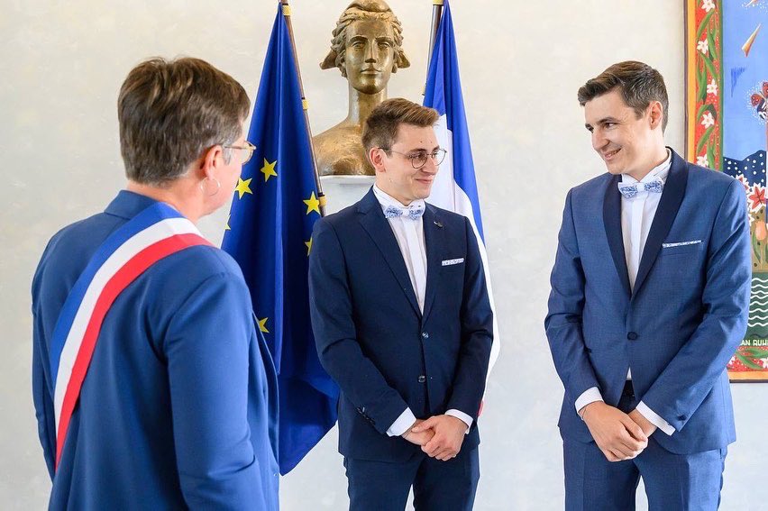 EdouHbrl's tweet photo. Un grand oui ! 👨🏻‍❤️‍💋‍👨🏻💍

#LGBTQsegueLGBTQ https://t.co/hddln7iwdL