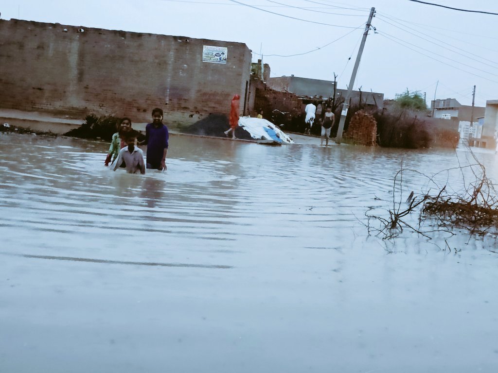 RajeshS9161's tweet photo. सिरसा के ऐलनाबाद हल्के के गांव शक्कर मंदोरी का हाल।
अगर एक बार बारिश और हुई तो पूरा गांव डूबने की कगार पर है जबकि नजदीकी ड्रेन भी टुटने की आशंका है।
@cmohry @mlkhattar @Dchautala 
@anilvijminister @dcsirsa @narendramodi @CaptJasvinder 
@pawanbeniwalinc @AbhaySChautala https://t.co/5PCIUVGI5m