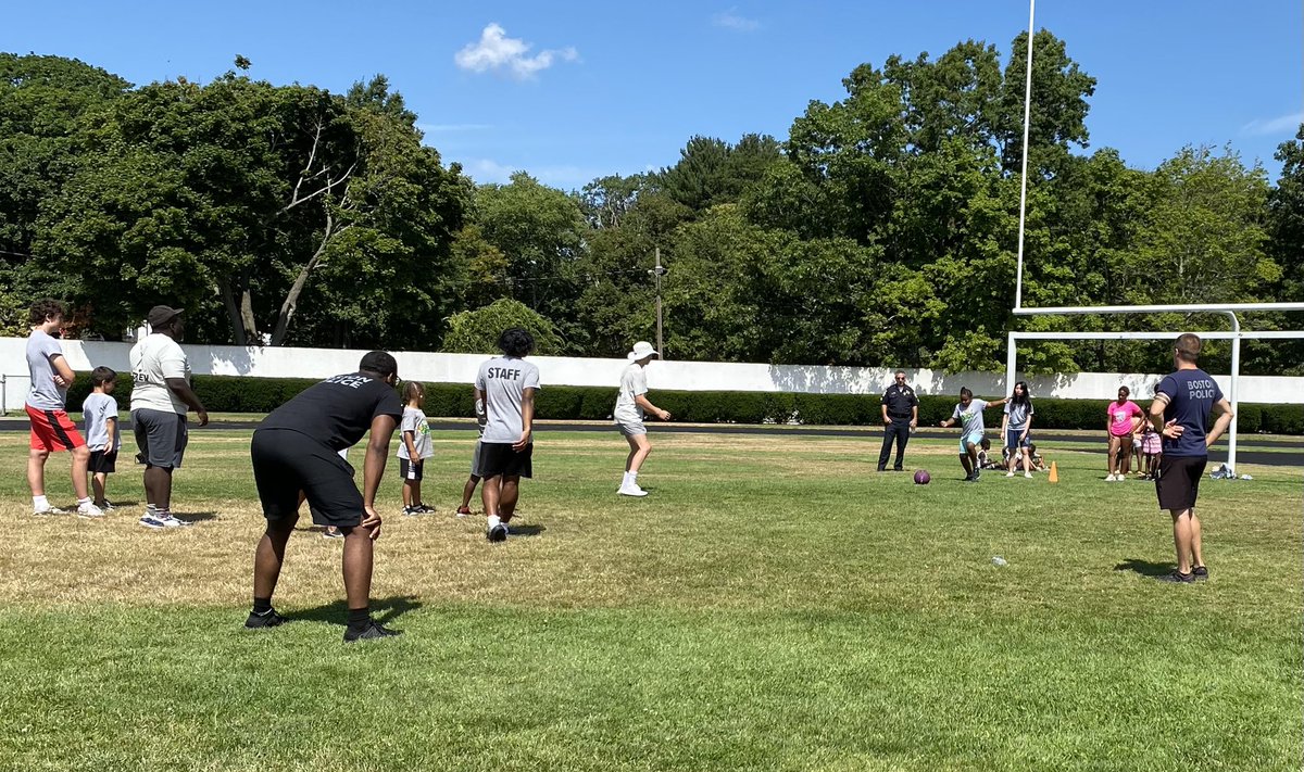 BCEengagement's tweet photo. #BCE @bostonpolice #BPDFieldDays @BostonParksDept summer sports sites have been quite the highlight of our summer! #ouryouth would agree ! #citykidswin when we work together! TY to @BostonPatrolmen & @boston_pal for your support to #buildrelationships #commUNITYpolicing ๐ https://t.co/XycuQ930oR