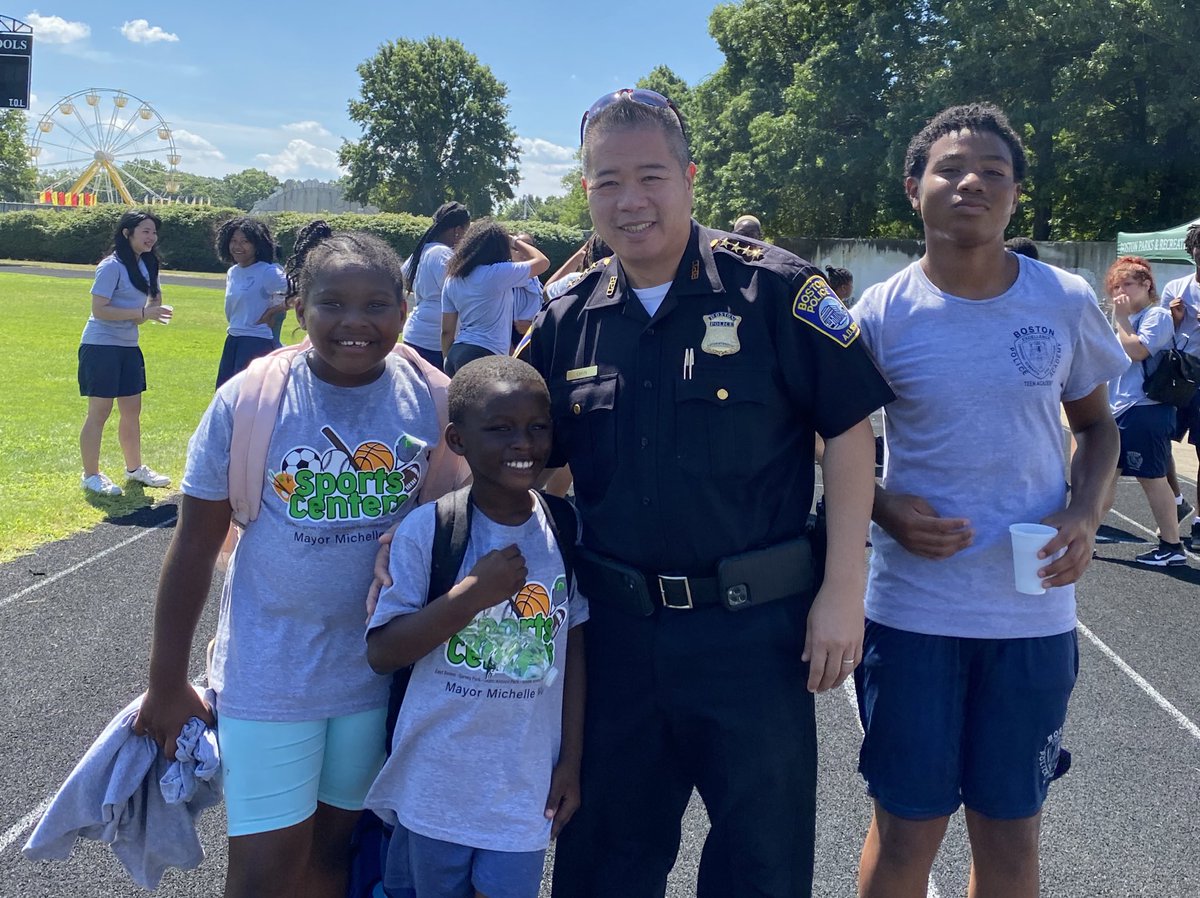 BCEengagement's tweet photo. #BCE @bostonpolice #BPDFieldDays @BostonParksDept summer sports sites have been quite the highlight of our summer! #ouryouth would agree ! #citykidswin when we work together! TY to @BostonPatrolmen & @boston_pal for your support to #buildrelationships #commUNITYpolicing ๐ https://t.co/XycuQ930oR