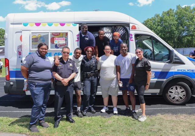 BCEengagement's tweet photo. #operationhoodsiecup #BPDicecapades๐ฆ cooling the kids off after #BPDFielddays @BostonParksDept #whitestadium sports center @MayorWu #BCE #E13 #cadets @bostonpolice #policepartnerships ๐ https://t.co/MAbqhDtAbr