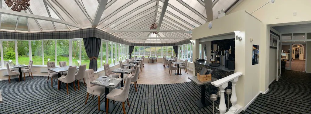 They say "Dinner is where the magic happens in the kitchen". At Skeabost, the magic starts as soon as you arrive at our gates...🥰
Where will you be dining tonight?🥂🍽🌹

💬Tag who you'd like to be here with
👉 skyehotel.co.uk/skeabost/resta…