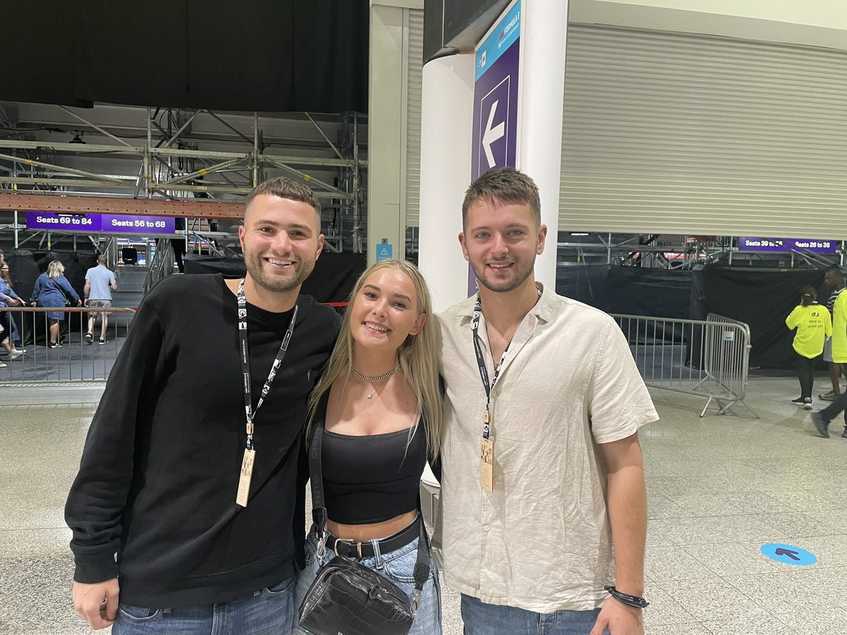 xmaddyleigh's tweet photo. @JakeBoys met pit stop boys and sat with them in the pit lawn, see you in abu dhabi 👋🏼 https://t.co/VrqoYTGEFW