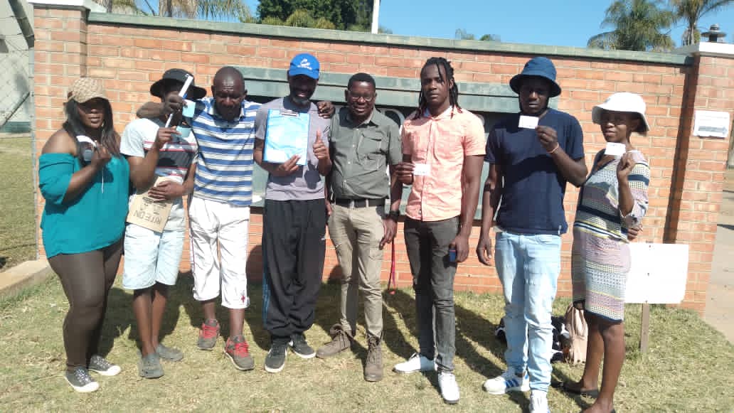 EricgonoJnr's tweet photo. So ZEC was open again today , and we took advantage and once again pushed the @ProjectVote263 agenda. Due to short hours of business we only managed 11 people. They will contribute significantly to the 6Million agenda. @sarahcronje @daddyhope @CCCZimbabwe @joseph_kalimbwe https://t.co/Lcp47HHq5e