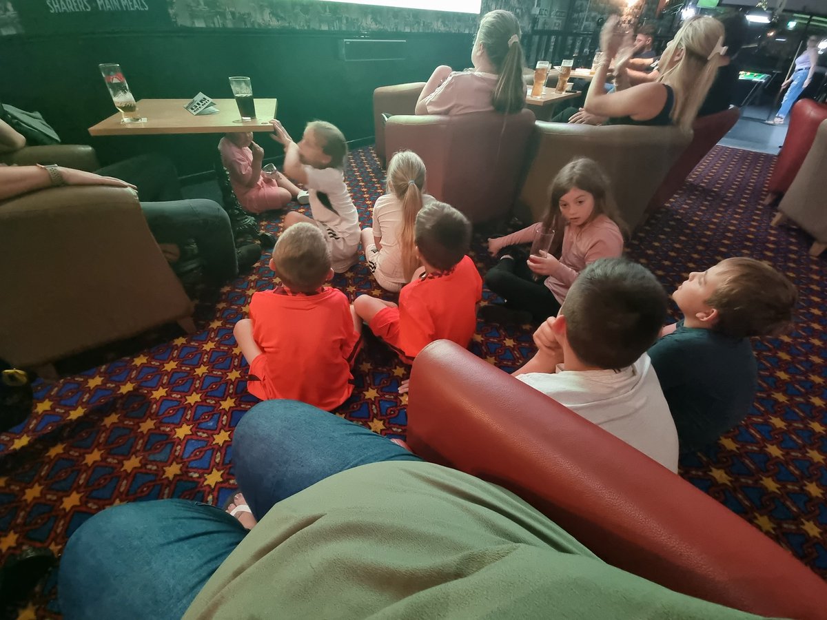 BeefanxXx's tweet photo. Watching Women's euros at steelers!! @IntakeSchool a mixture of years ranging from current y1-y4 https://t.co/0bDu2Efi75