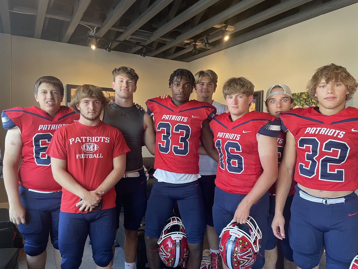 Senior banner pics for the 22’ football season are in the books! Thank you Deyos photography and our senior players! Go Patriots 🏈❤️