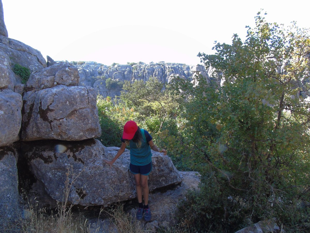 Menuda mañana. Menuda caminata. Con mi mujer, mi hija Nora (la de la foto), mi sobrina y mi padre (un héroe a sus 74 años) hemos atravesado todo el Torcal. 

Un día y cientos de fotos para el recuerdo.