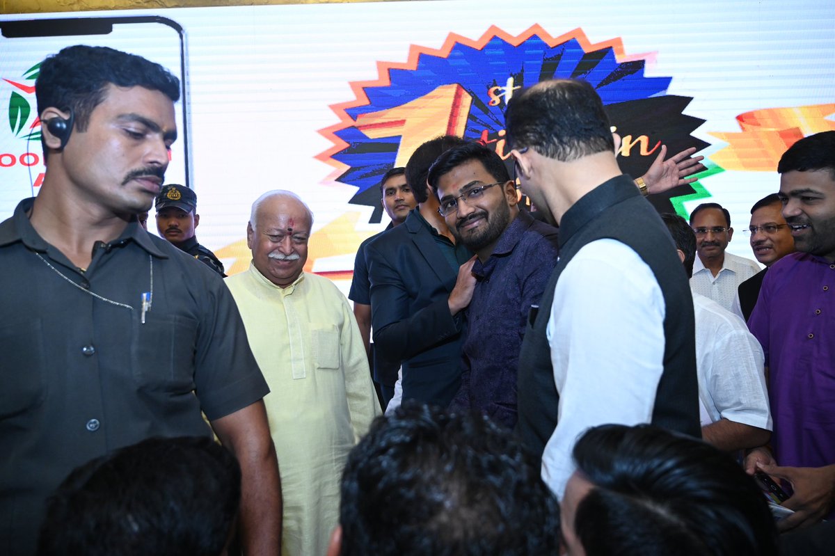 GovindBhatane's tweet photo. Privileged 𝘵𝘰 𝘢𝘵𝘵𝘦𝘯𝘥 𝘭𝘢𝘶𝘯𝘤𝘩𝘪𝘯𝘨 𝘤𝘦𝘳𝘦𝘮𝘰𝘯𝘺 𝘰𝘧 𝙁𝙧𝙚𝙚 𝙂𝙚𝙣𝙚𝙩𝙞𝙘 𝘿𝙞𝙜𝙞𝙩𝙖𝙡 𝘽𝙡𝙤𝙤𝙙 𝙢𝙖𝙩𝙘𝙝 𝙖𝙥𝙥 𝘢𝘵 𝘵𝘩𝘦 𝘩𝘢𝘯𝘥𝘴 𝘰𝘧 @RSSorg S𝘢𝘳𝘴𝘢𝘯𝘨𝘩𝘤𝘩𝘢𝘭𝘢𝘬 respected Shri @DrMohanBhagwat Sir. Congratulations Dr Vinay Rughwani Sir💐 https://t.co/Twxn98Z3pI