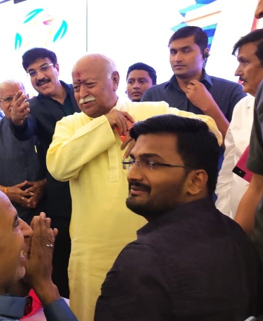 GovindBhatane's tweet photo. Great pleasure meeting with @IMAIndiaOrg National President Sahajanand Prasad Singh Sir, Former MP @MPvikasmahatme Sir, Honrable Shri @DrMohanBhagwat  Sir and Dr Vinky Rughwani Sir. https://t.co/fpxQxMmLTS