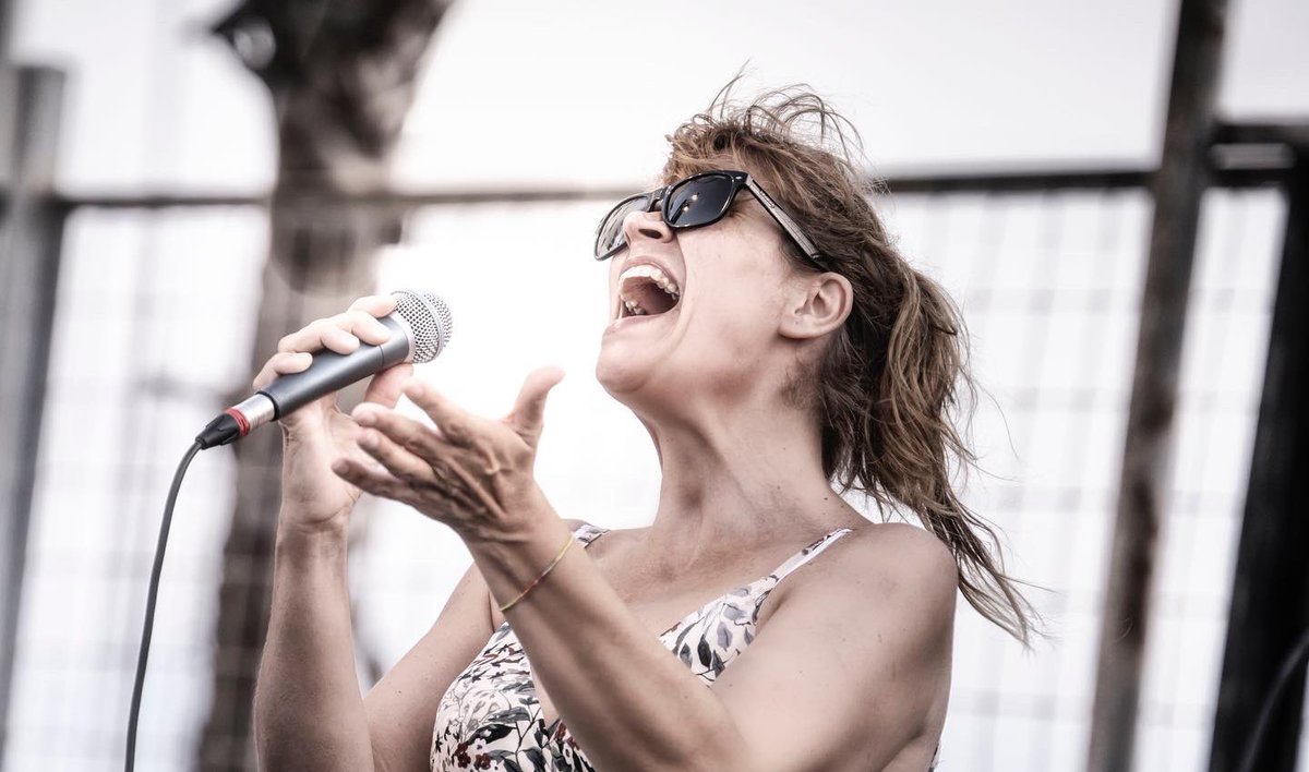 FJazzValencia's tweet photo. El Sólidos Sextet, amb Arantxa Domínguez i Ricardo Belda al capdavant, va protagonitzar ahir una nova entrega del cicle #jazzalsbarrisipobles que forma part del #25festivaljazzvlc. ♥️

@FJazzValencia https://t.co/DlwfSC9Iu8